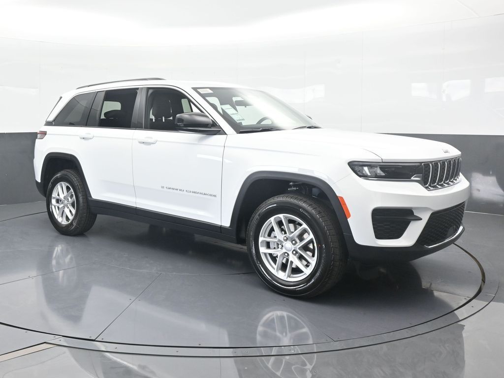 New 2025 Bright White Clearcoat Jeep Laredo image 8