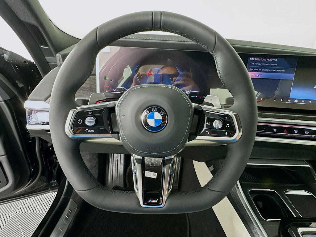 Thumbnail: 2026 BMW 7 Series - 10
