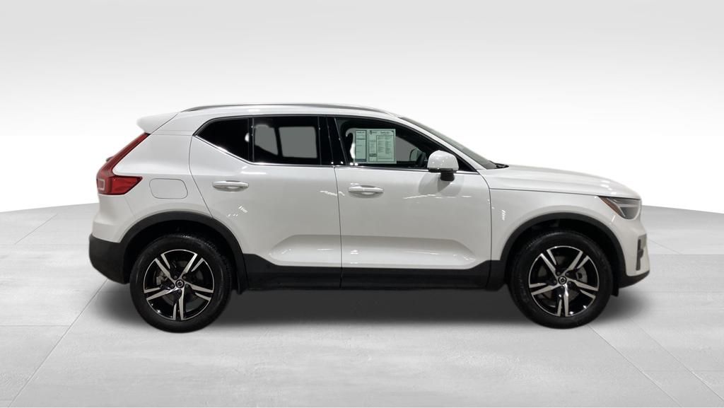 2025 Volvo XC40 B5 Core Bright Theme
