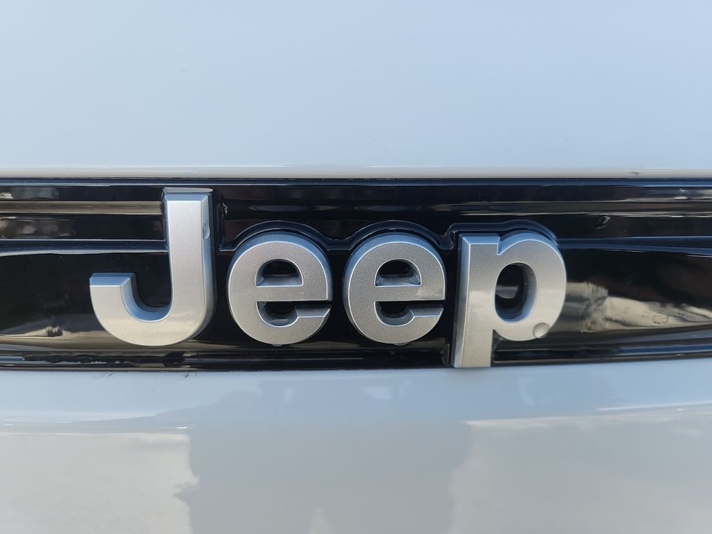 new 2025 Jeep Grand Cherokee car, priced at $47,990