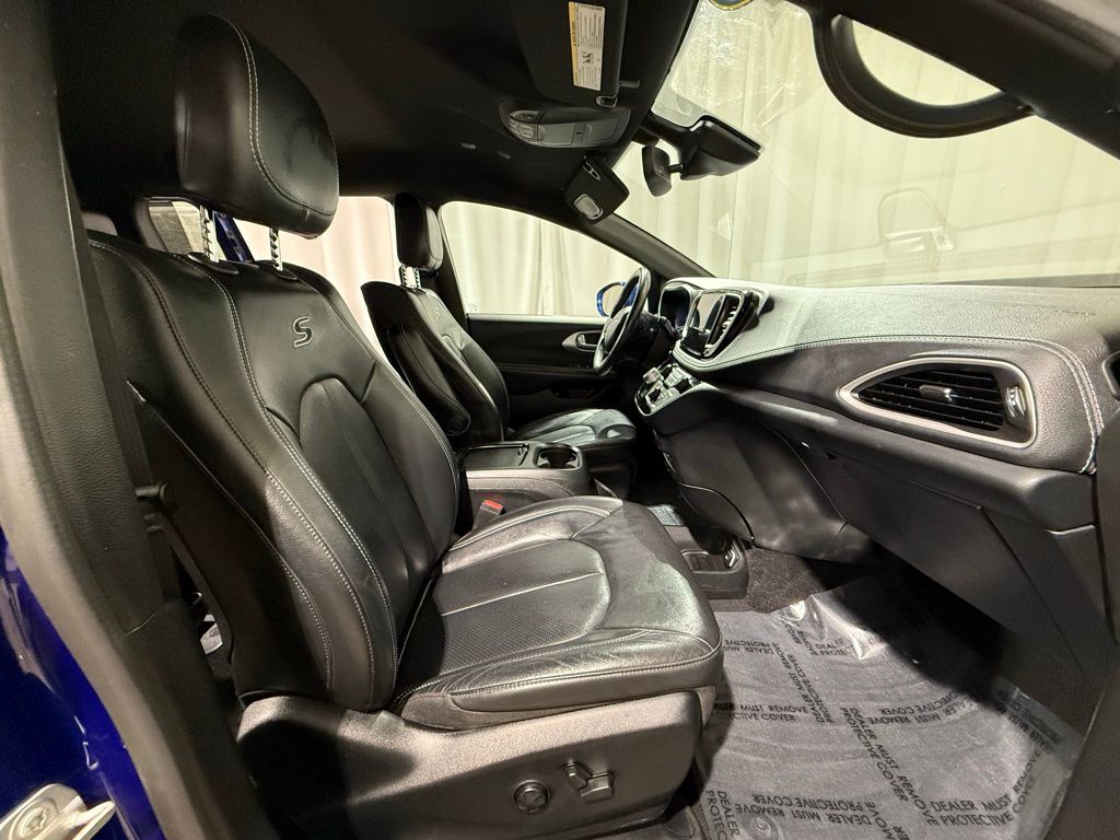 Thumbnail: 2021 Chrysler Pacifica - 24