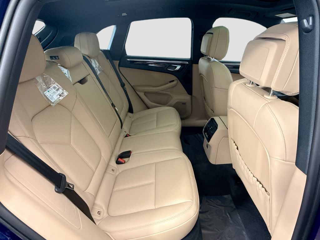 Thumbnail: 2026 Porsche Macan - 23