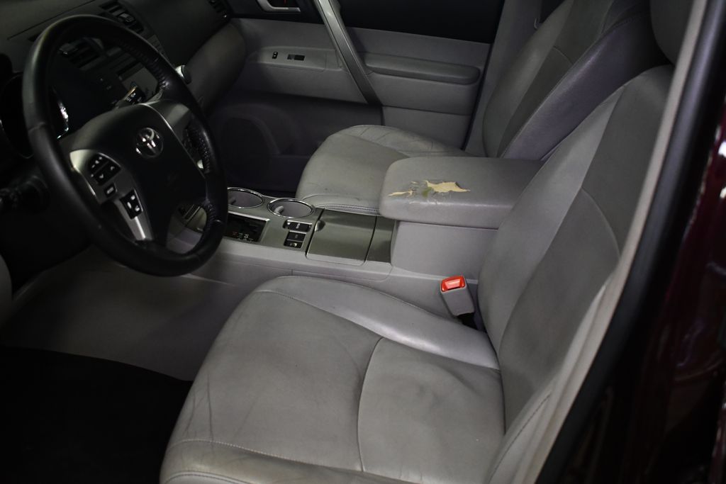 Thumbnail: 2012 Toyota Highlander - 27