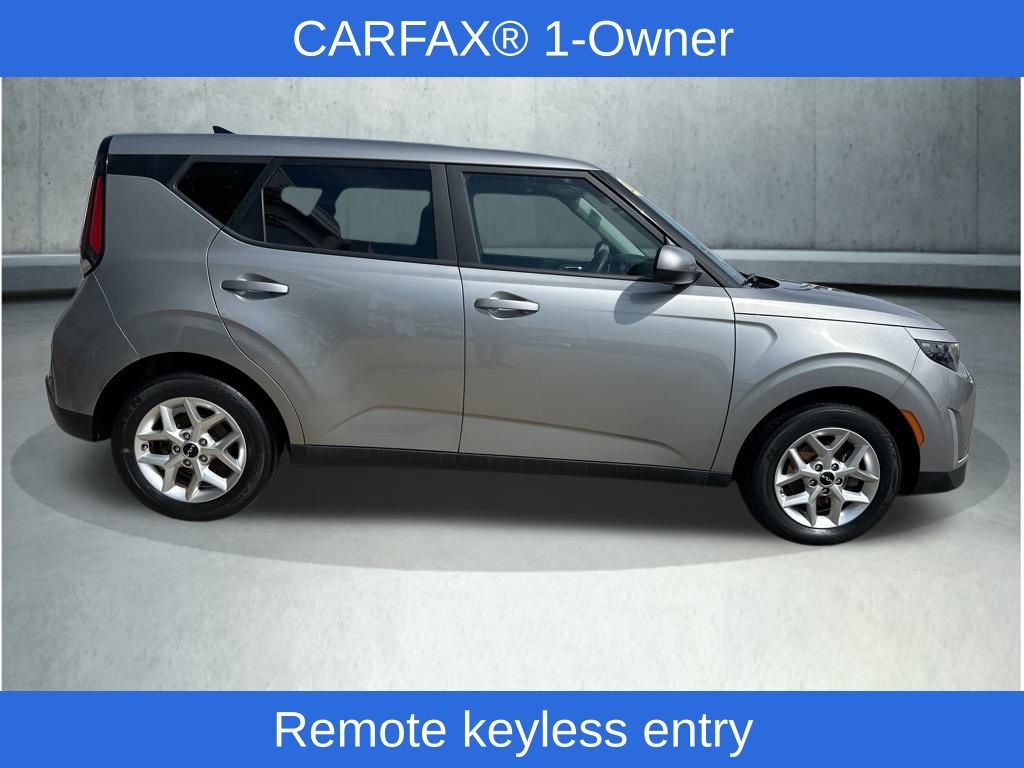 2023 Kia Soul LX photo 2