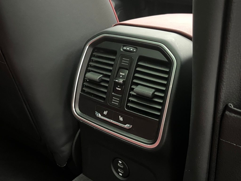 Thumbnail: 2025 Porsche Macan - 29