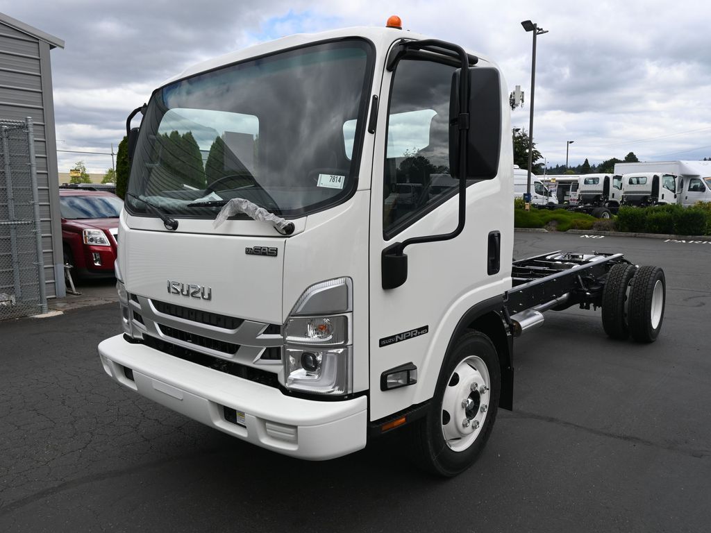 2025 Isuzu NPR HD 