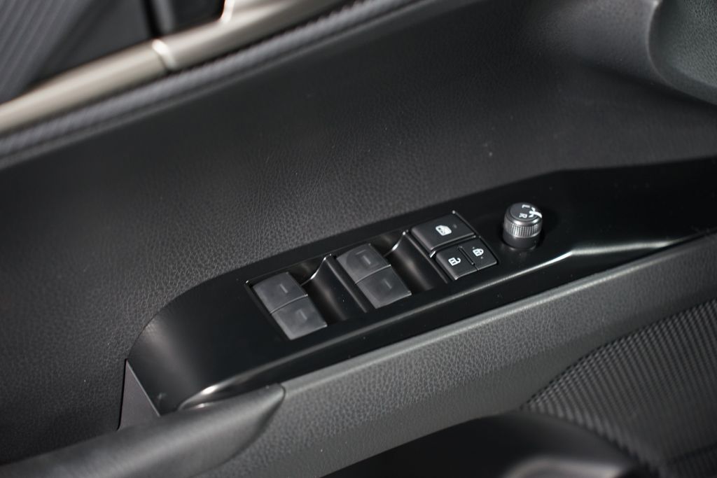 2025 Toyota Camry SE 32