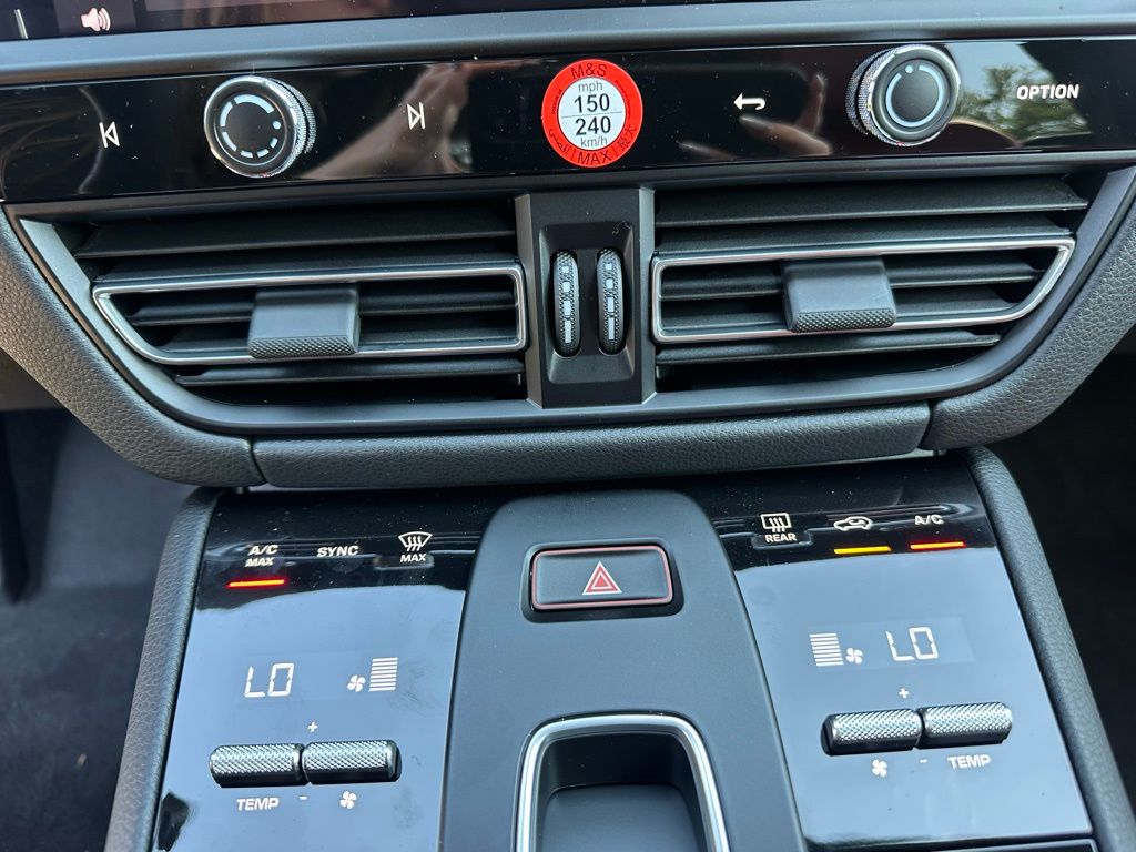 Thumbnail: 2026 Porsche Macan - 25