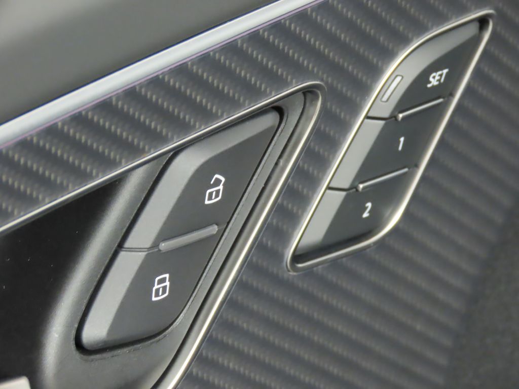 Thumbnail: 2025 Audi RS Q8 - 27