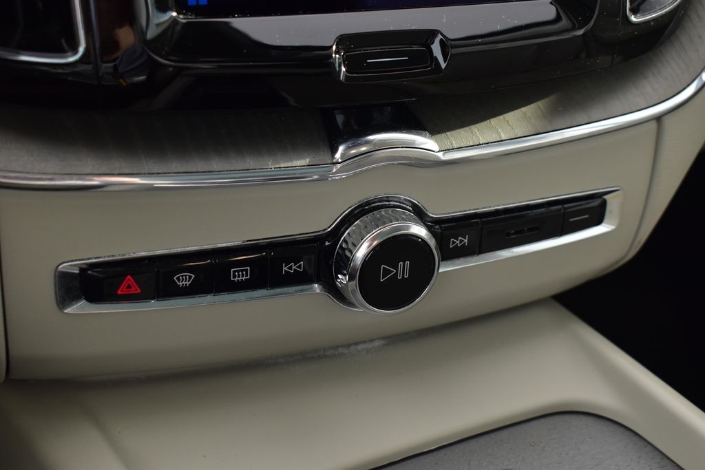 Thumbnail: 2023 Volvo XC60 - 19