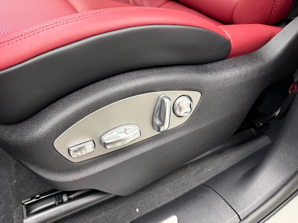 Thumbnail: 2026 Porsche Macan - 21