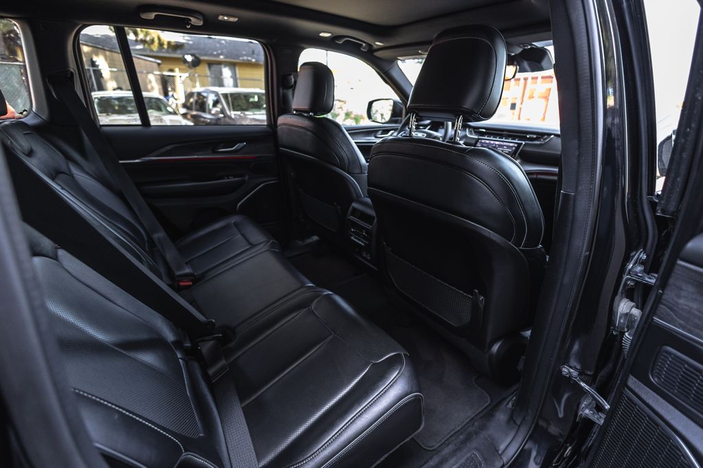 2024 Jeep Grand Cherokee Overland thumbnail 30
