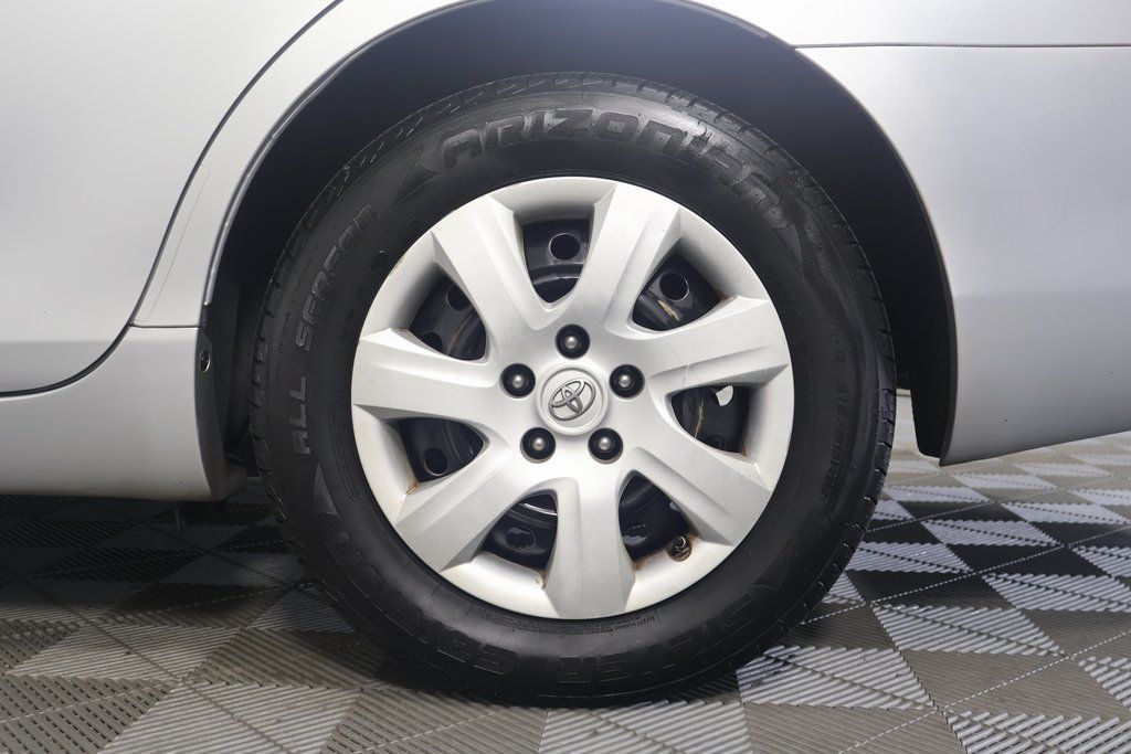 2011 Toyota Camry LE 16