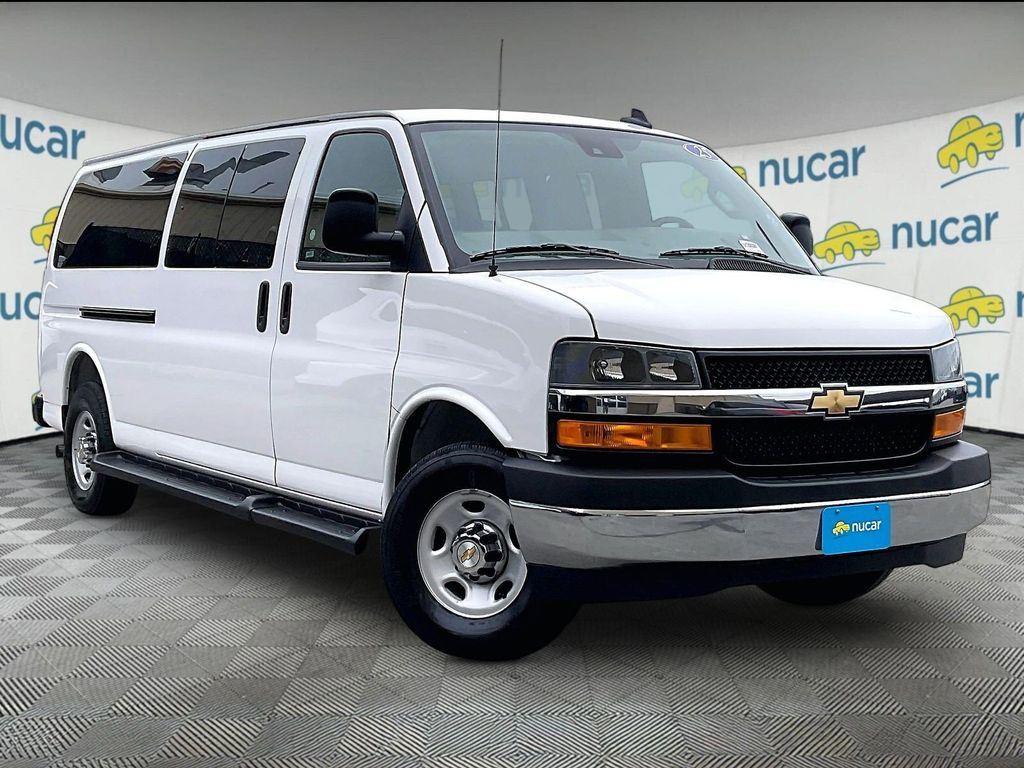 2025 Chevrolet Express 3500 — photo 1