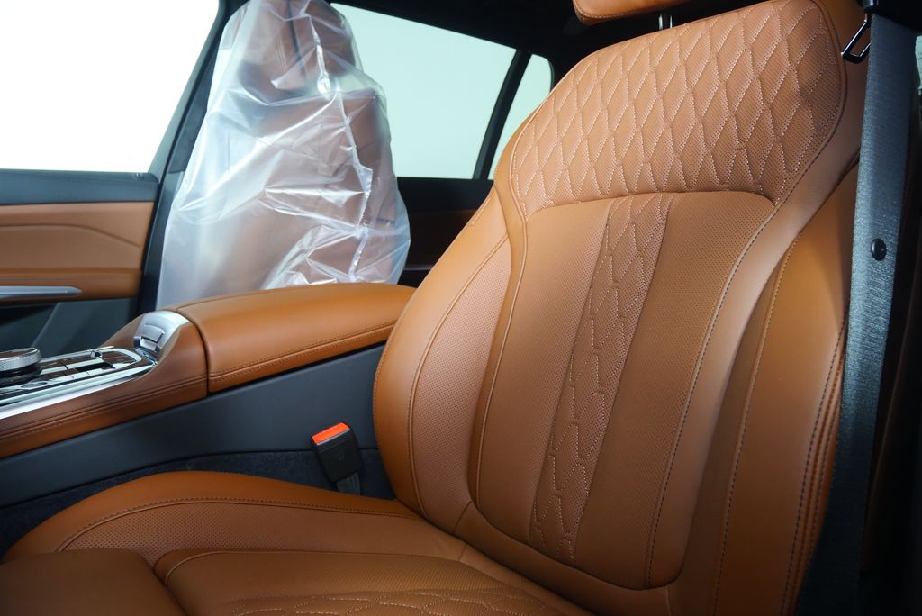 Thumbnail: 2026 BMW X7 - 12
