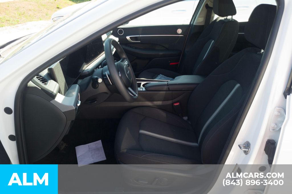 Used 2025 White Hyundai SEL image 6