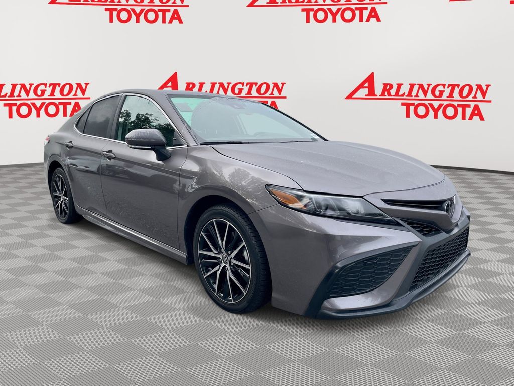 2024 Toyota Camry SE's photo