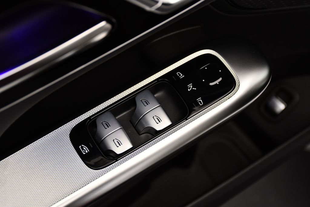 Thumbnail: 2025 Mercedes-Benz GLC - 32