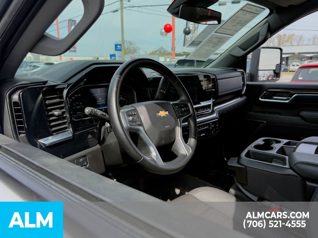 Used 2025 Summit White Chevrolet LT image 9