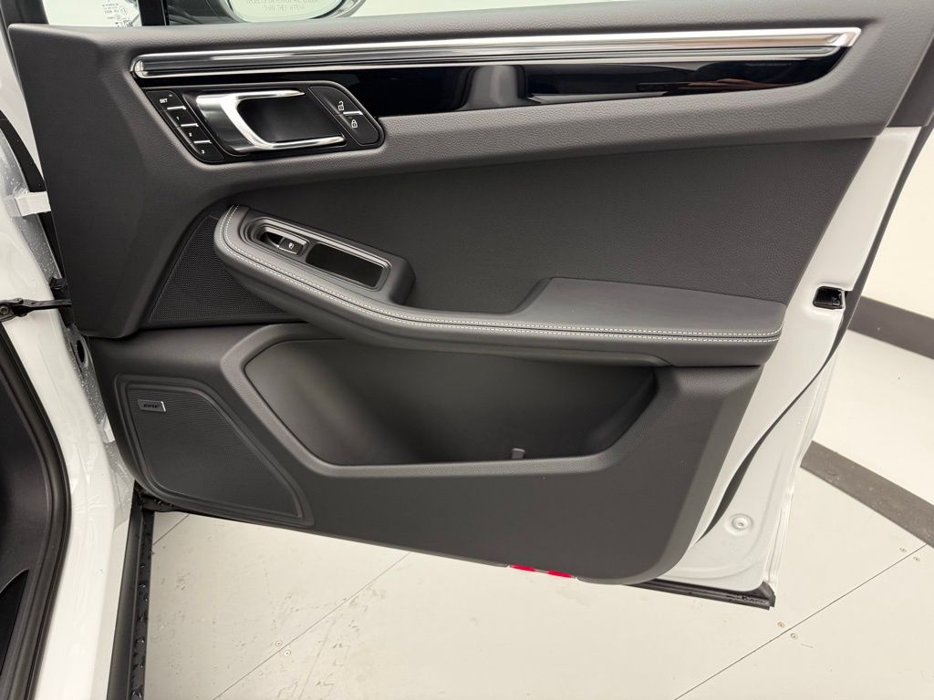 Thumbnail: 2026 Porsche Macan - 30