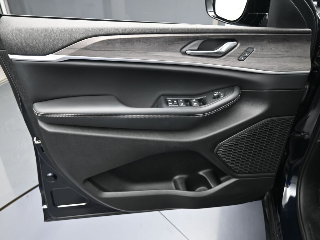 Used 2024 Midnight Sky Jeep Limited image 12