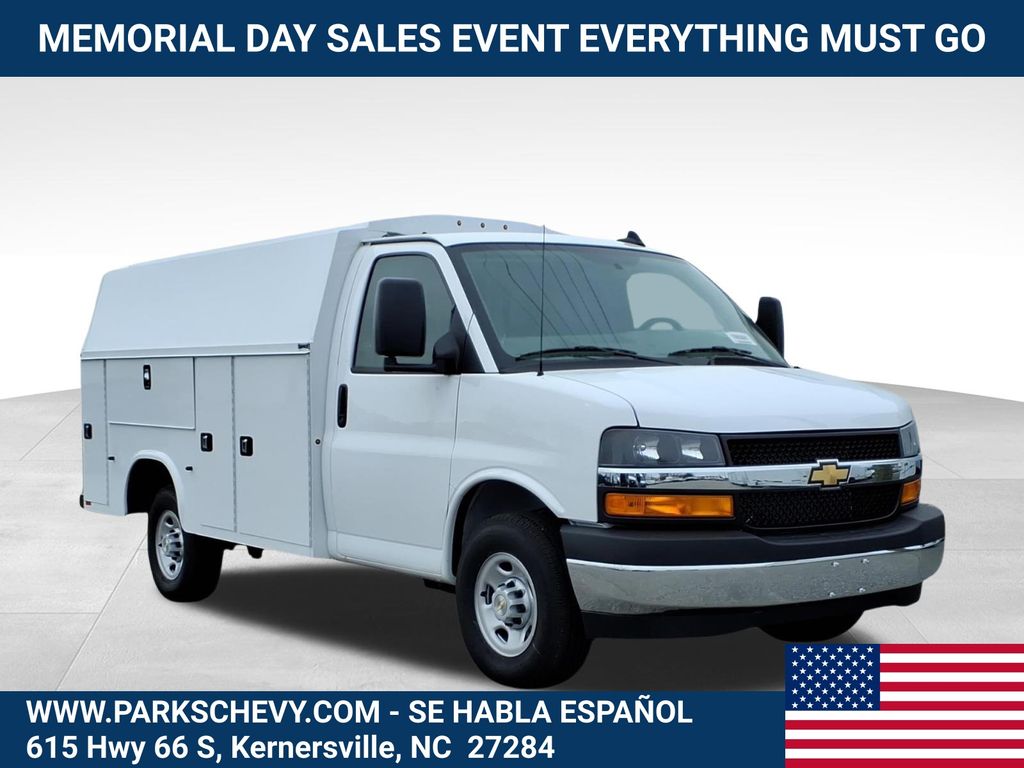Summit White 2025 Chevrolet Express Chassis 3500 Cutaway 139 Van Rear-Wheel Drive 8-Speed Automatic