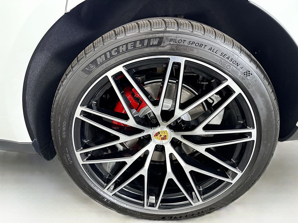 Thumbnail: 2026 Porsche Macan - 32