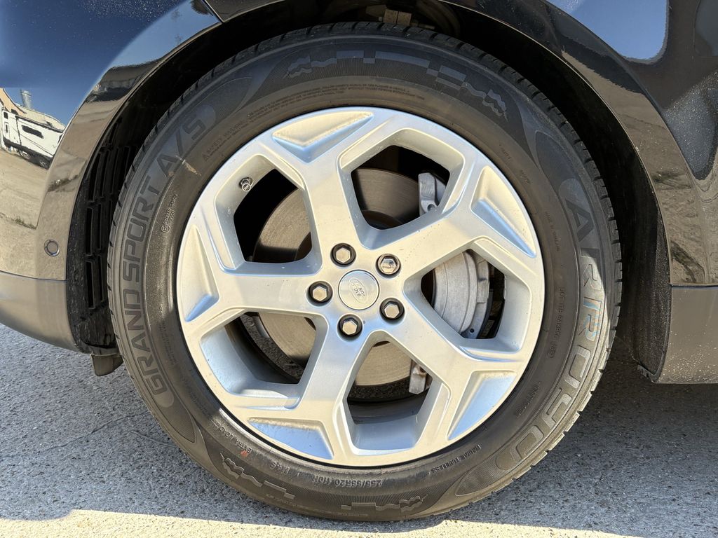 Used 2018 Black Land Rover SE image 9