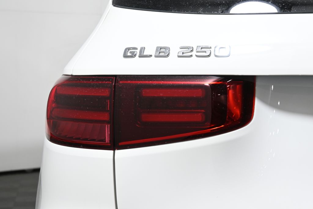 2025 Mercedes-Benz GLB 250 12