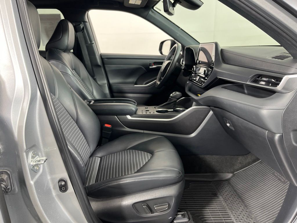 Thumbnail: 2023 Toyota Highlander - 8