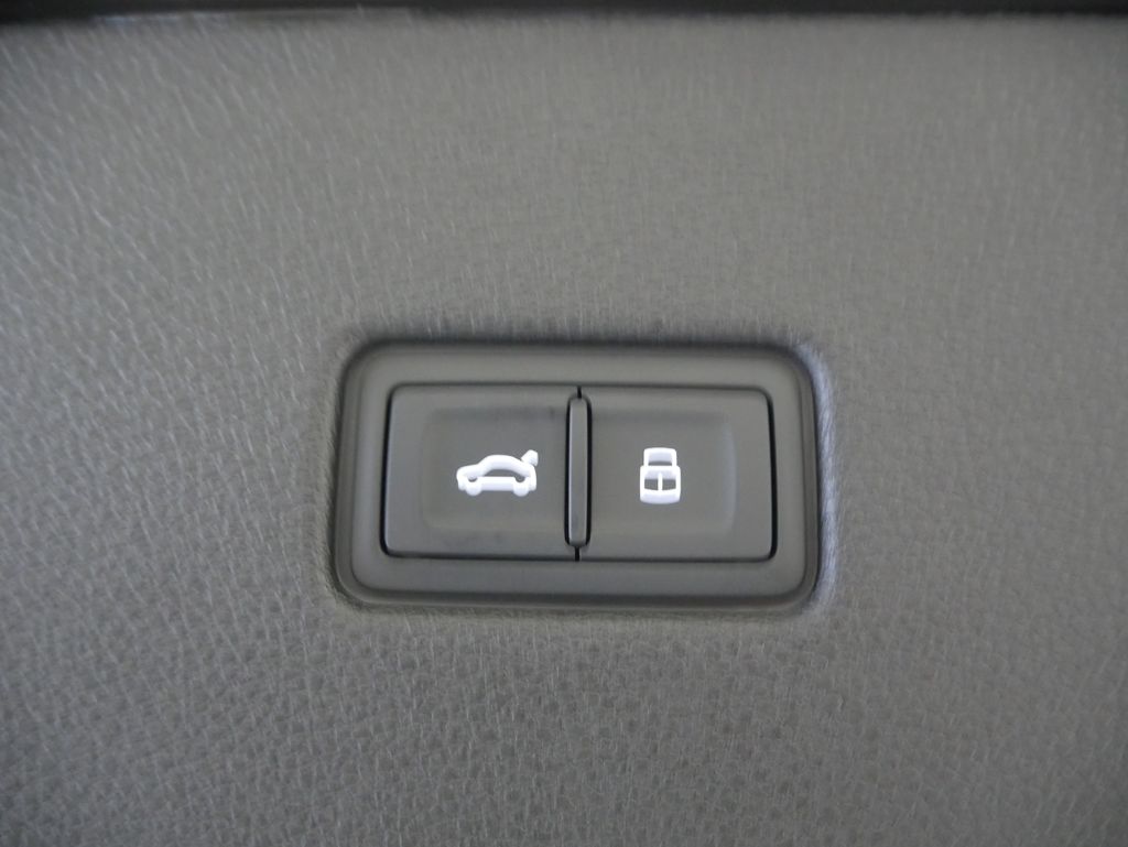 Thumbnail: 2026 Audi Q8 - 27