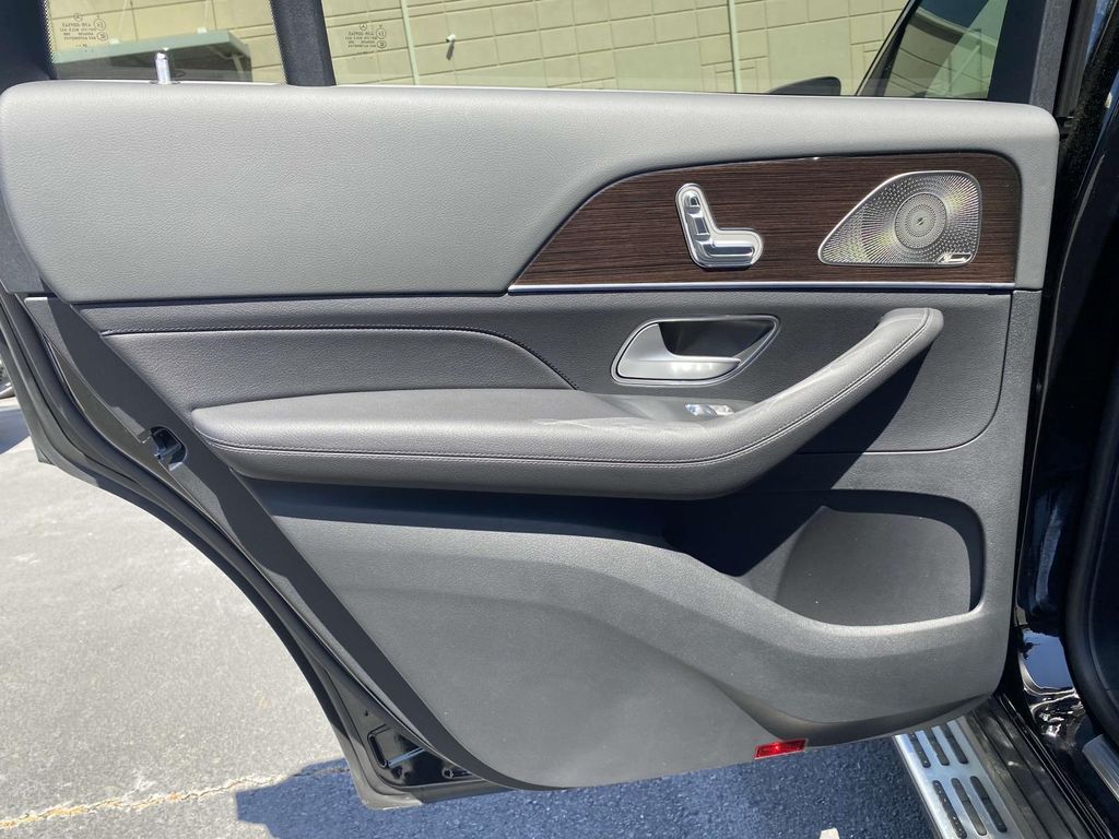 2025 Mercedes-Benz GLS 450 4MATIC 11