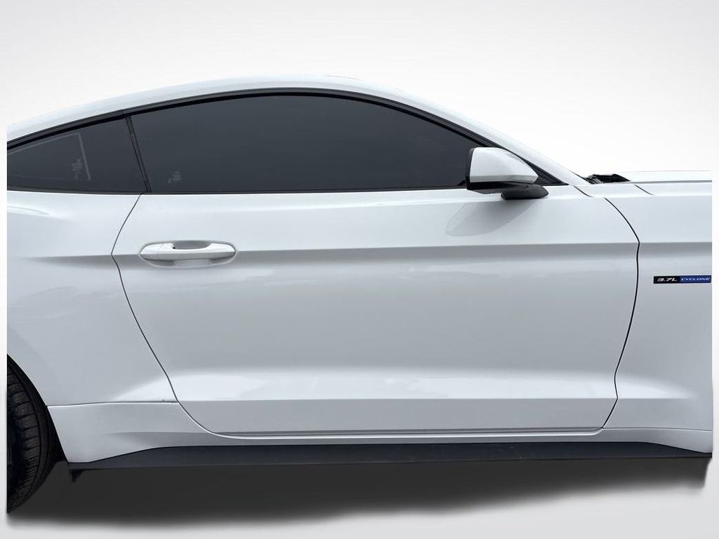 2017 Oxford White Ford Mustang V6 RWD Coupe
