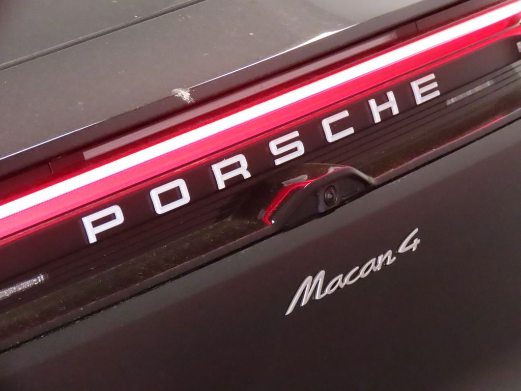 Thumbnail: 2026 Porsche Macan - 12
