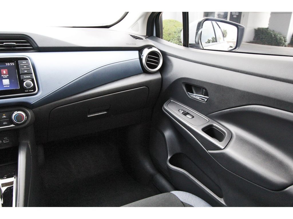 2025 Nissan Versa 1.6 SV - 9