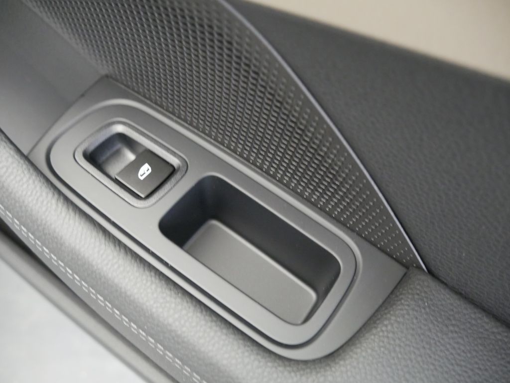 Thumbnail: 2026 Porsche Panamera - 28
