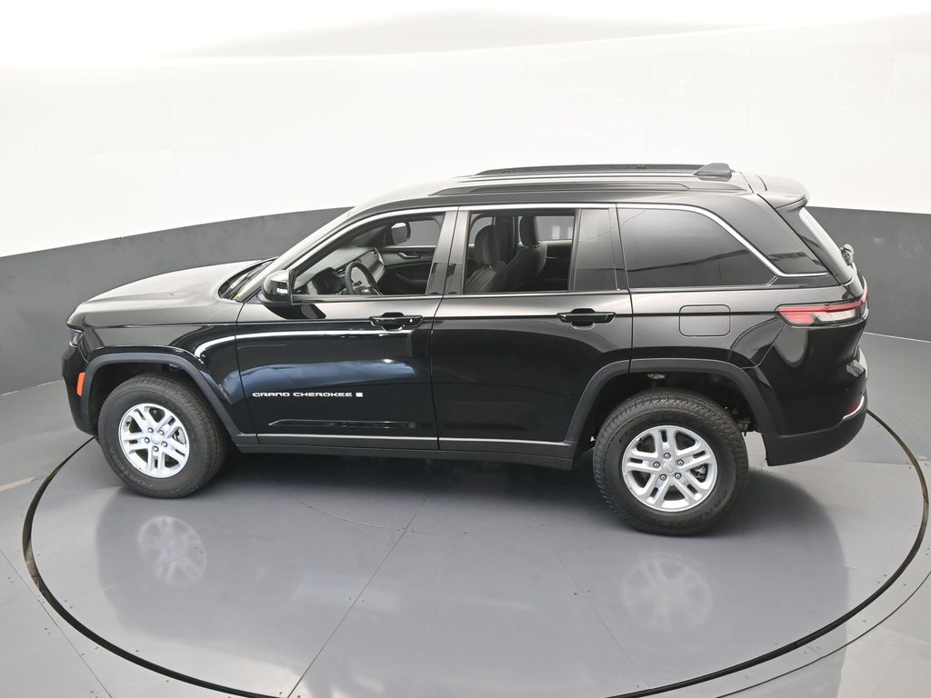 Used 2025 Diamond Black Crystal Pearlcoat Jeep Laredo image 45