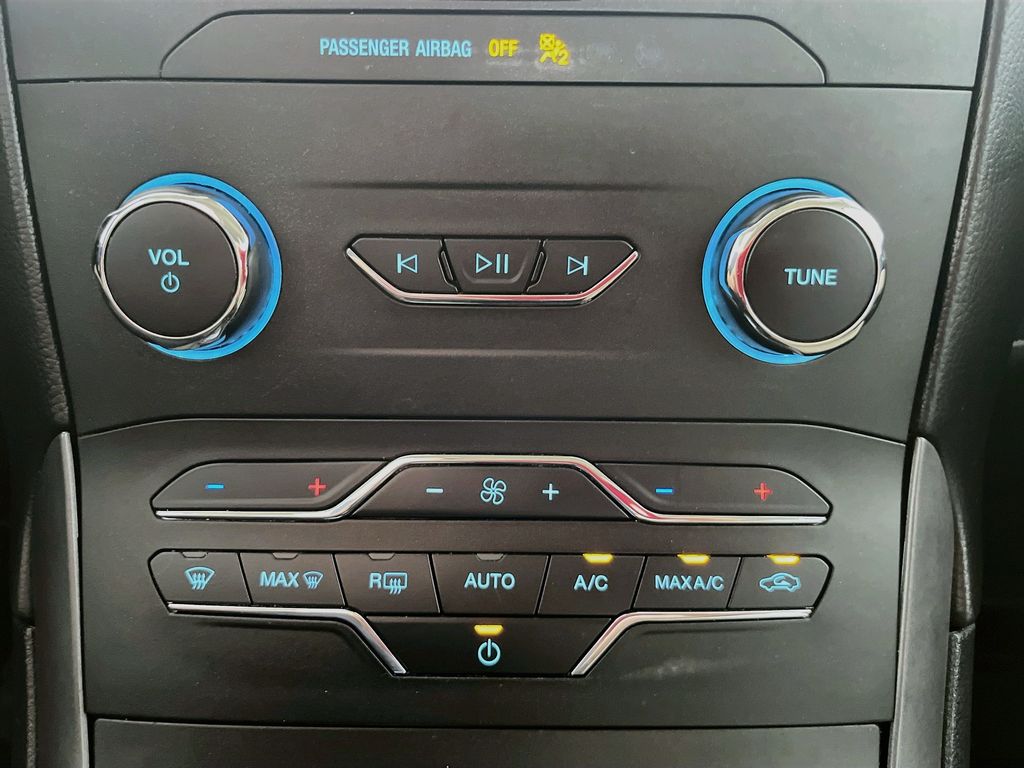 Used 2020 Blue Ford SE image 16