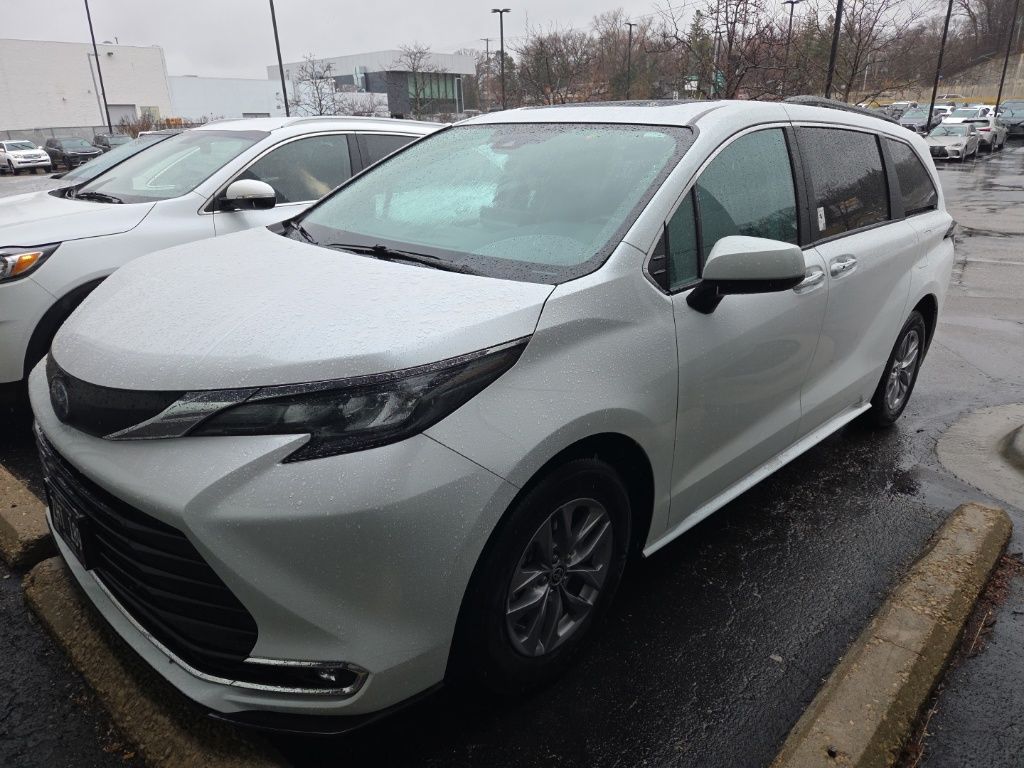White (Wind Chill Pearl) 2024 Toyota Sienna XLE 7-Passenger AWD Minivan All-Wheel Drive Continuously Variable Transmission