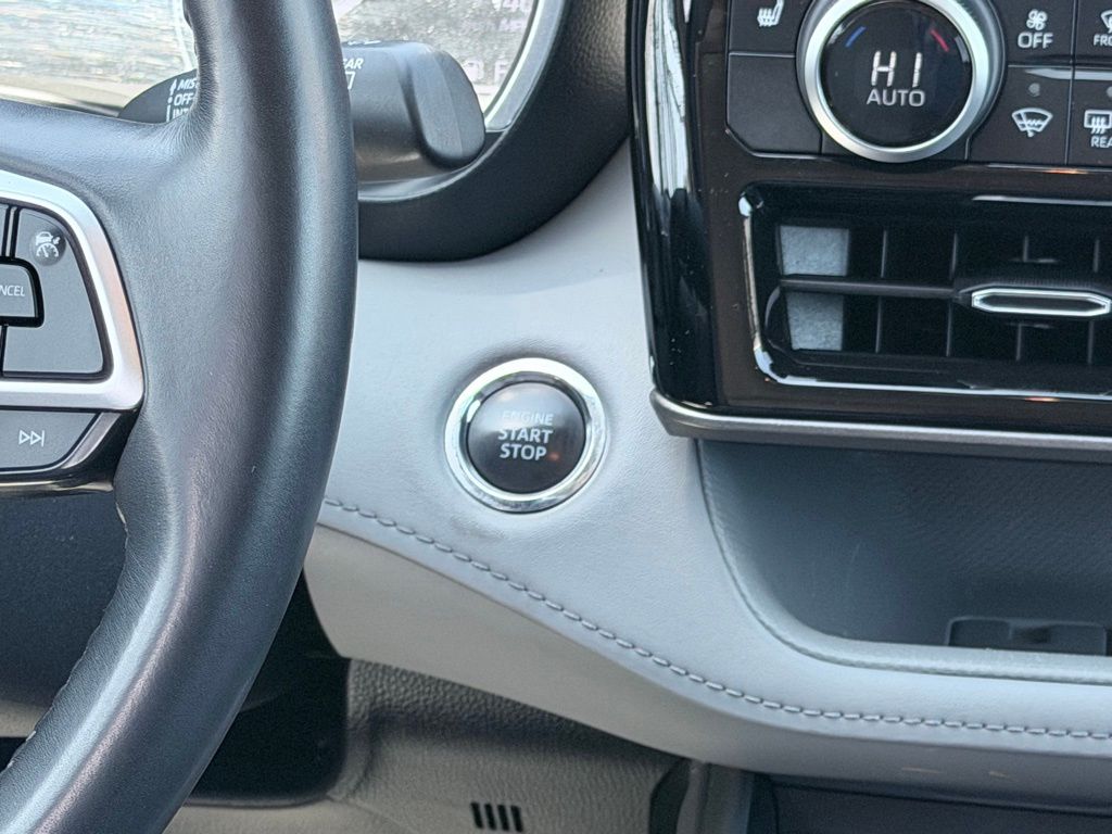 2022 Toyota Highlander XLE - Photo 10