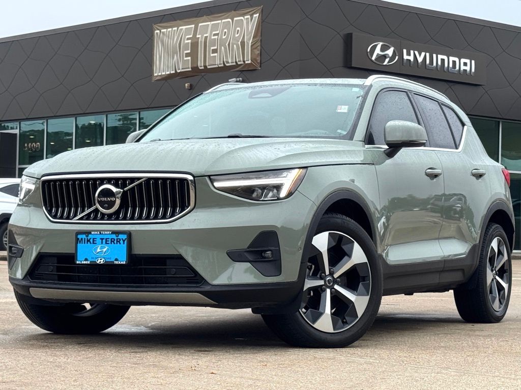 2023 Volvo XC40 B5 Plus Bright Theme AWD