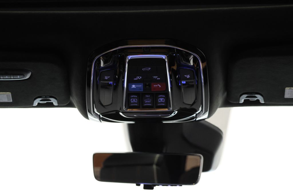 Thumbnail: 2022 Jeep Grand Wagoneer - 17