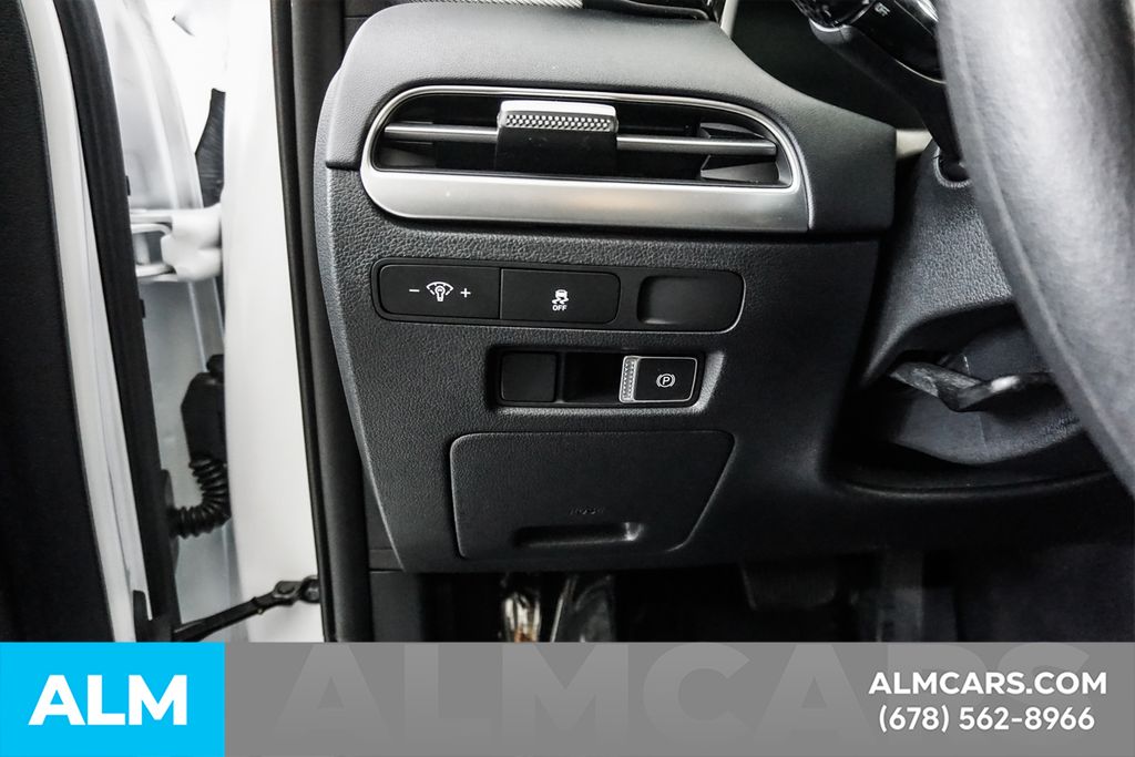 Used 2025 White Hyundai SE image 31