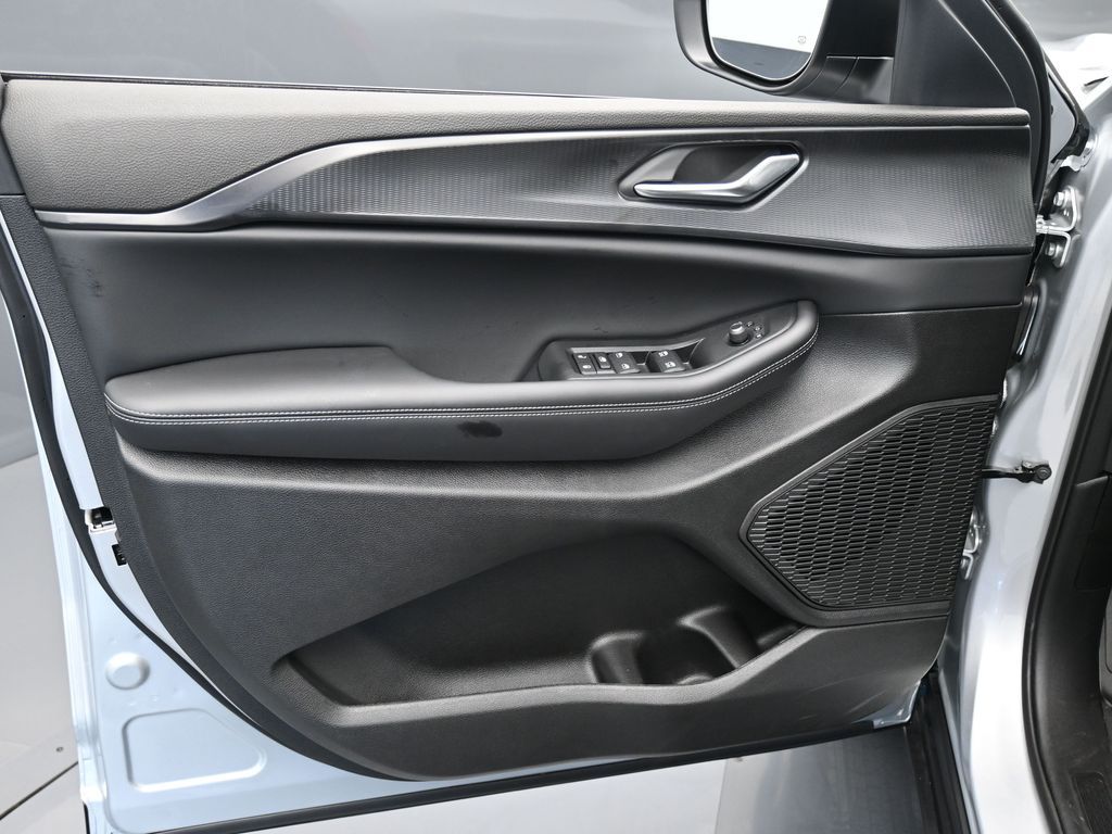 Used 2024 Silver Zynith Jeep Laredo image 14