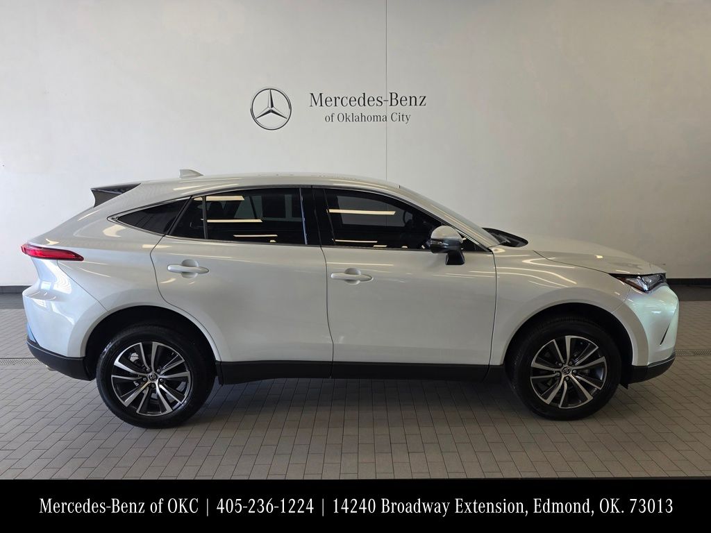 2023 Toyota Venza LE photo 4