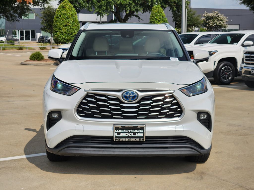 2022 Toyota Highlander Hybrid XLE Beige at Toyota of Victoria
