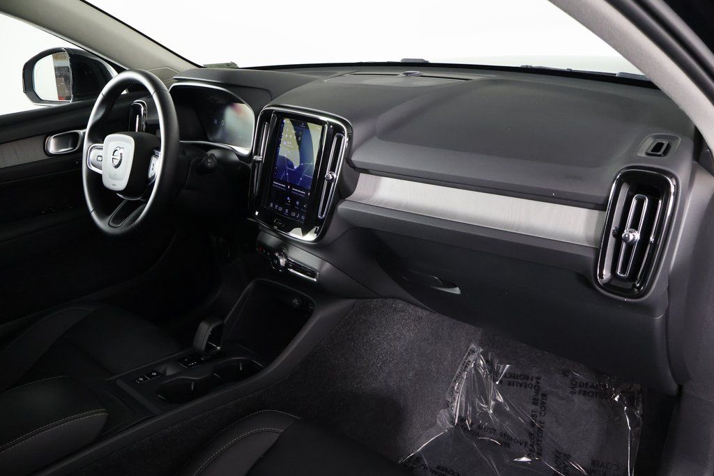 Thumbnail: 2025 Volvo XC40 - 9