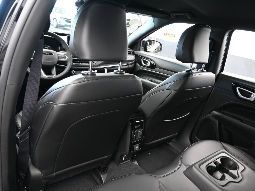 New 2026 Diamond Black Crystal Pearlcoat Jeep Latitude image 29