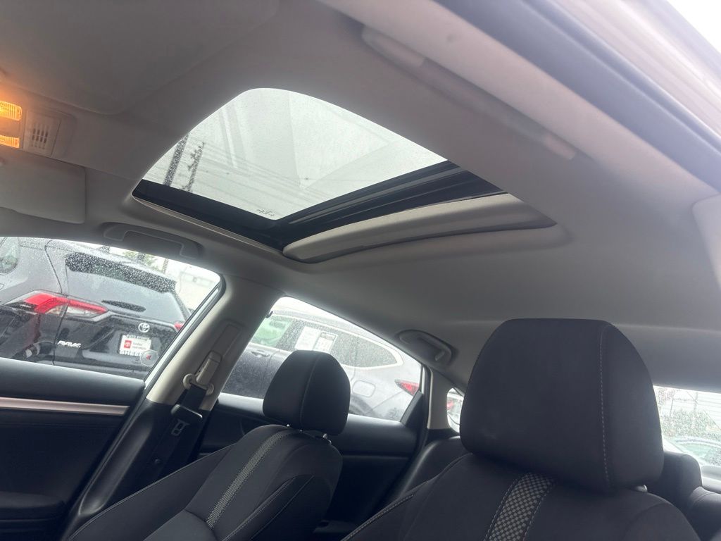 Used 2021 White Honda  image 12