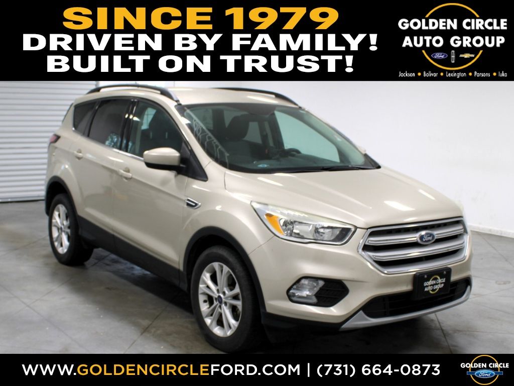 White Gold Metallic 2018 Ford Escape SE FWD SUV / Crossover Front-Wheel Drive 6-Speed Automatic